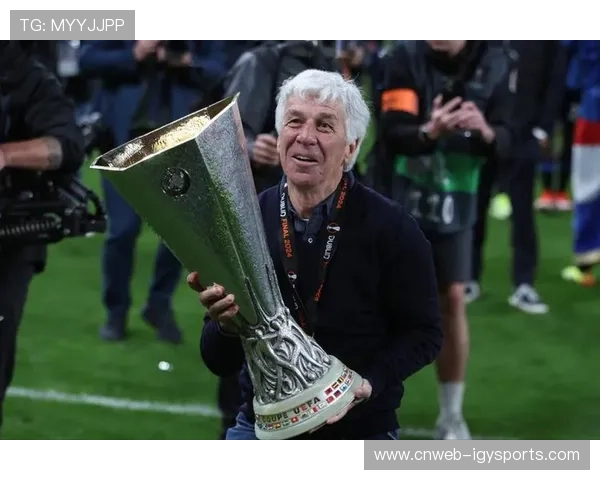 加斯佩里尼场边指挥，罗马主帅战术板密密麻麻