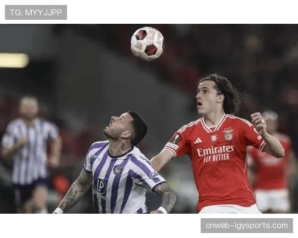 争议瞬间：本菲卡进球因越位毫米级被VAR判罚无效，主帅施密特激烈抗议