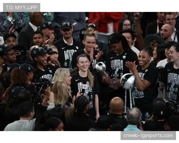 更衣室里的香槟：纽约自由人队首次夺冠后的庆祝瞬间